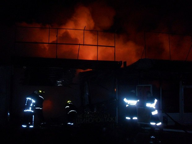 В Киеве ночью на Демиивсьоком рынке в результате пожара сгорели восемь киосков, - ФОТО
