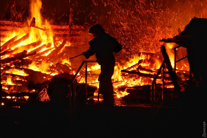 Пожар на парковке в Ливерпуле: сгорели 1,4 тысячи автомобилей
