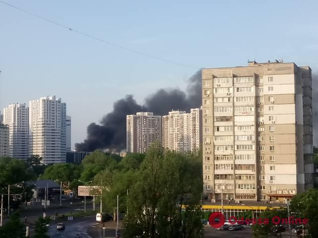 В Одессе горел склад на территории бывшей воинской части, - ВИДЕО