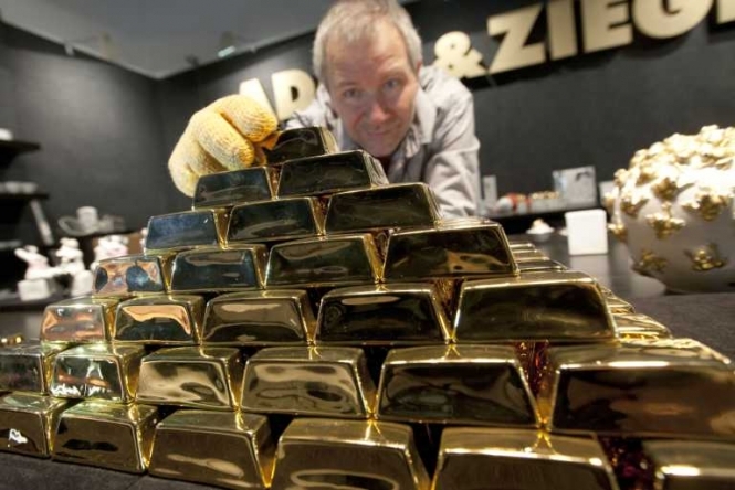 Ціни на золото впали до рекордного рівня