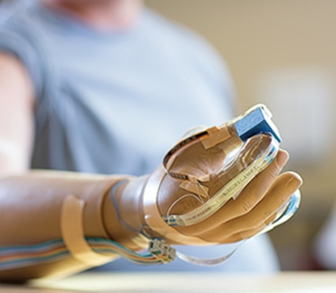 Вчені зі США створили протез руки, який повертає людині відчуття дотику