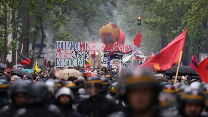 У Франції через протести заблоковані дороги, порти і нафтові заводи, - ФОТО