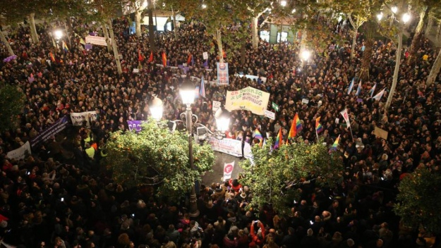 В Іспанії тисячі жінок вийшли на протести проти ультраправих

