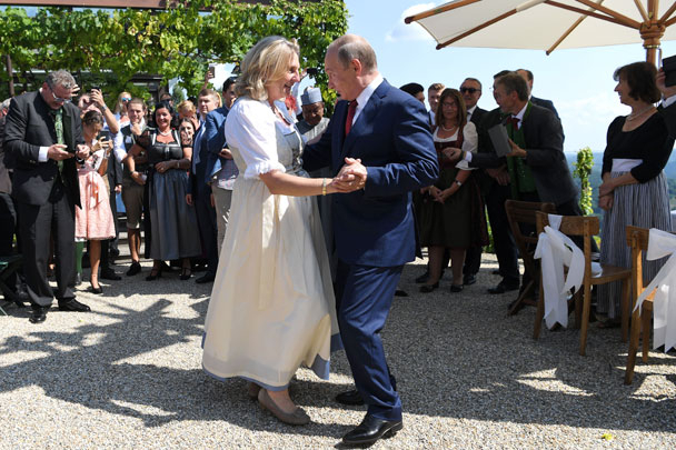Путін приїхав на весілля глави МЗС Австрії і станцював із нею танець, - ФОТО