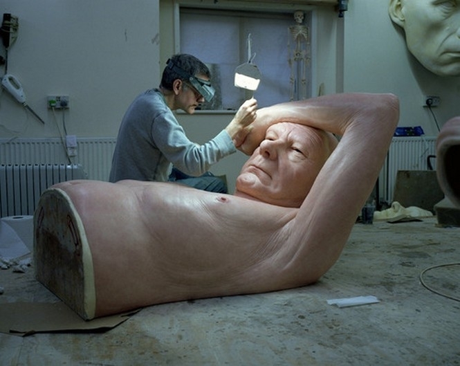Гіперреалізм людського тіла: виставка силіконових скульптур