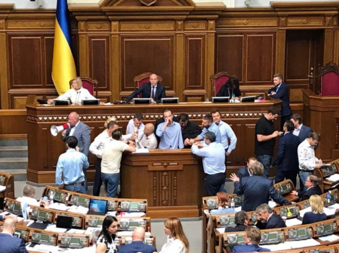 Депутати із мегафоном заблокували трибуну Ради: Геращенко обізвала їх 