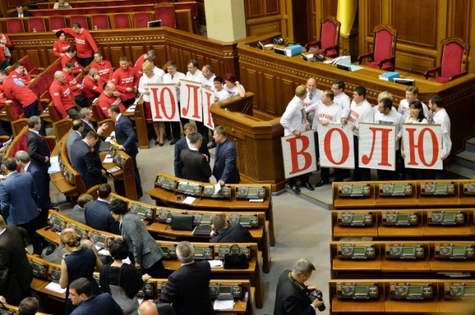 Законопроекты о лечении Тимошенко перенесли на вечернее заседание Рады