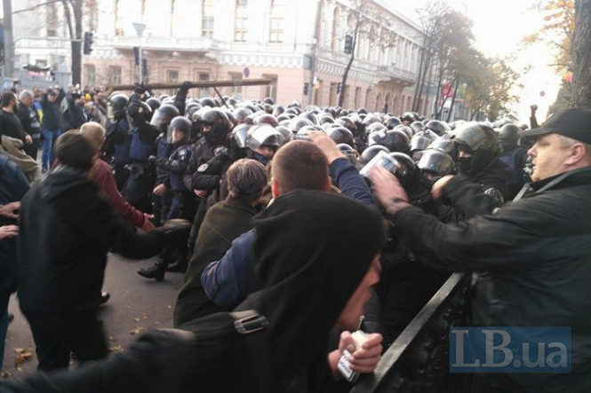 Столкновения под Радой: полиция применила газ, - ВИДЕО