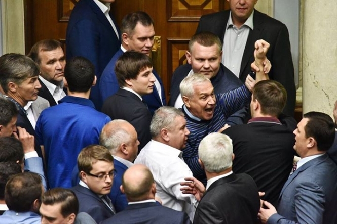 Парасюк подрался с Насировым после голосования за Конституцию
