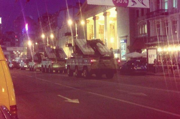 Военная техника в ходе репетиции парада в Киеве повредила дороги, - 