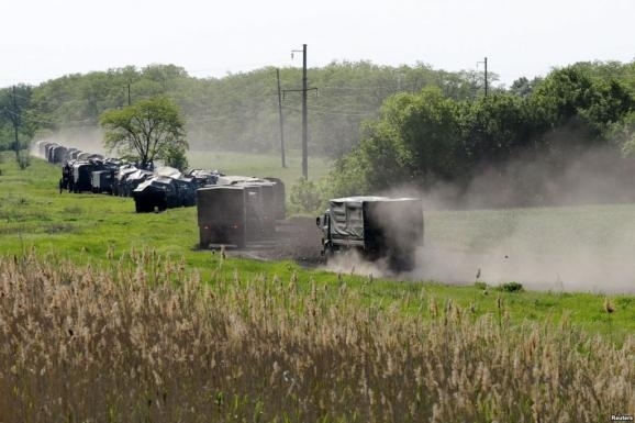 Фотограф снял колонну военной техники РФ, которая движется в сторону границы Украины