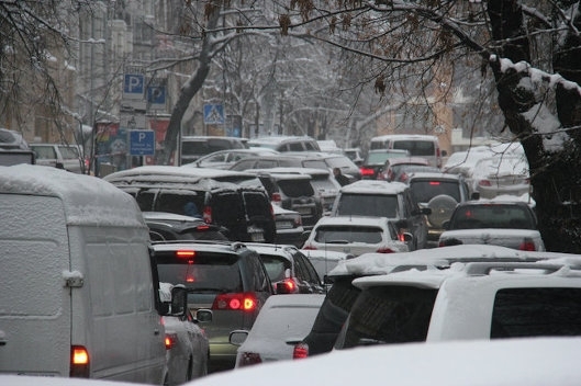 На юге и востоке Украины из-за непогоды могут перекрыть дороги, - 
