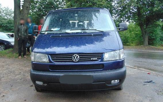 В Ровно грабители украли из микроавтобуса почти миллион гривен на глазах у водителя
