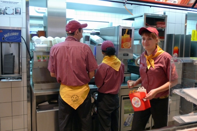 Економісти виміряли зарплату працівників McDonald's в Біг Маках