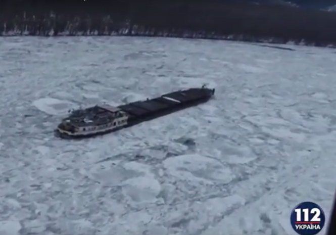 Корабель замерз з екіпажем на борту на річці Дунай в Румуії, - ВІДЕО

