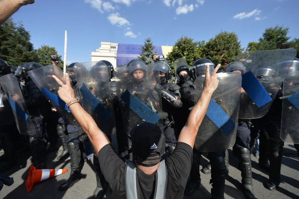 В Румынии полиция применила слезоточивый газ против митингующих: есть пострадавшие