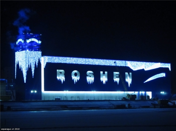 Чтобы сэкономить свет для населения, фабрики Порошенко отключили праздничную иллюминацию