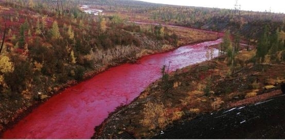 NASA викрило російський меткомбінат у фарбуванні річки в червоний колір