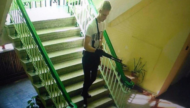 РосЗМІ опублікували відео з камер спостереження коледжу в Керчі у момент теракту
