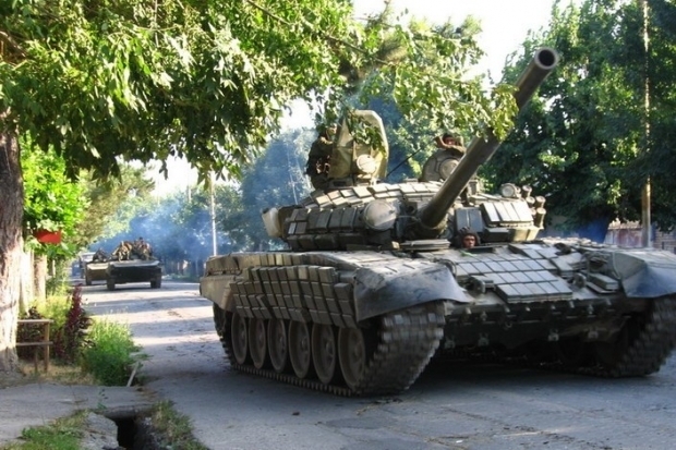 В мережі опублікували відео танків під російськими прапорами у Луганську