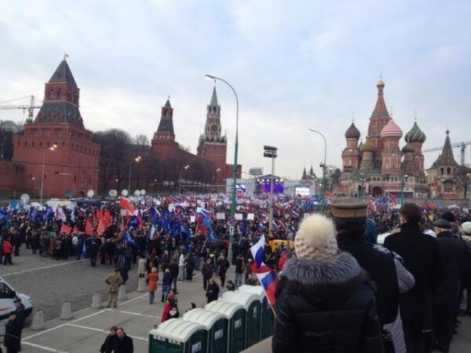 Под стенами Кремля начался митинг за присоединение Крыма к России