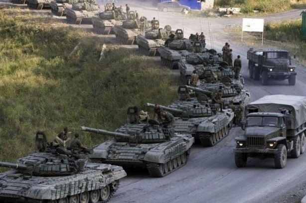 На Донбас перекинули 24 російські танки, вагони боєприпасів і військових, - розвідка