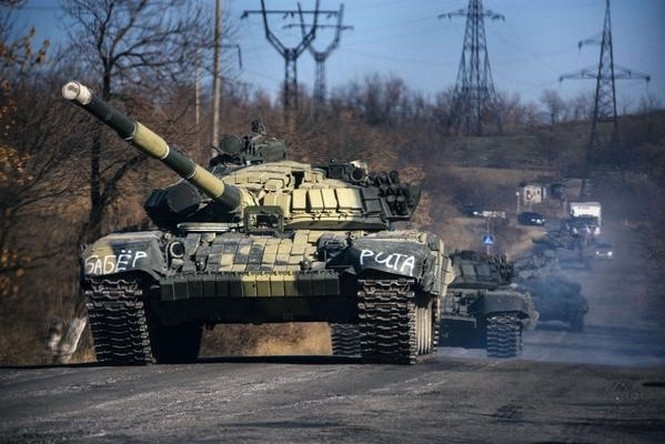 Есть множество доказательств того, как Россия снабжает своих военных и технику на восток Украины, - британский министр