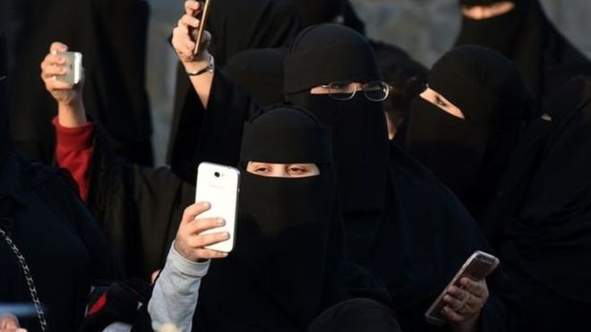 Саудовские женщины узнают о разводе с SMS