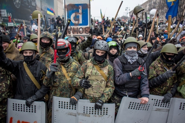 44% украинцев готовы с оружием в руках защищать родину, - опрос