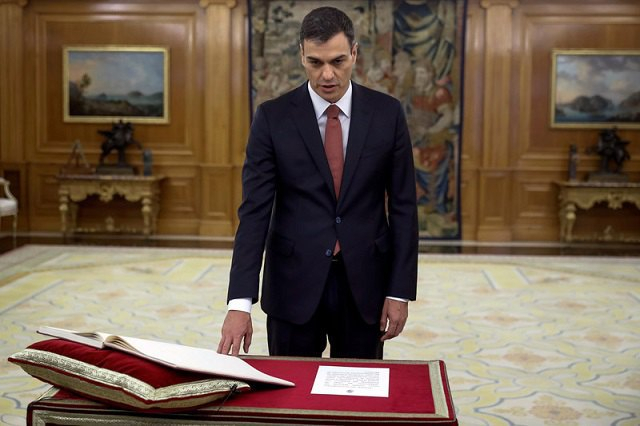 Впервые в истории Испании премьер-министром стал атеист