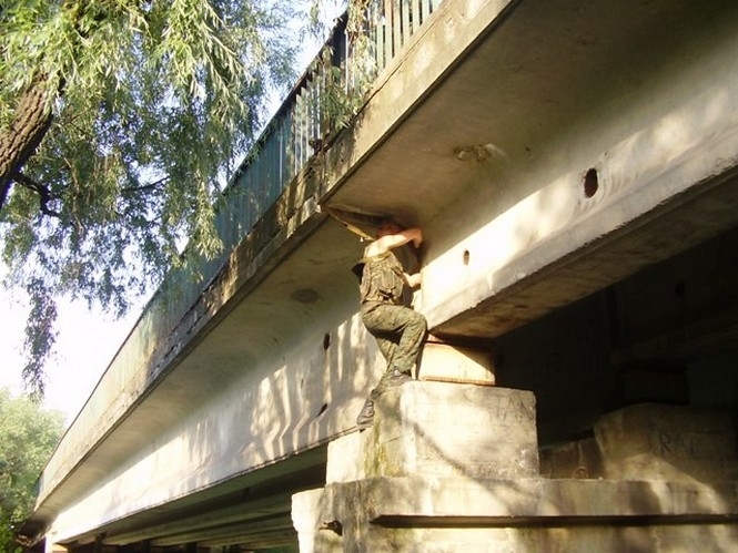 Террористы заминировали около десятка мостов на Донбассе, - СНБО