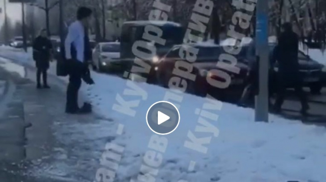 У Києві боксер побився з підлітками, які закидали його автомобіль сніжками, - ВІДЕО
