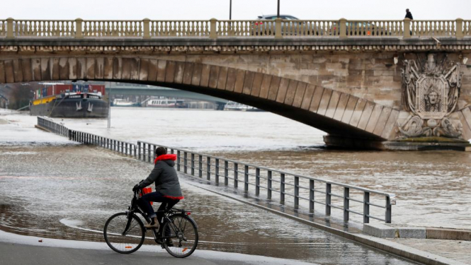 Рівень води в Сені досяг піку, в Парижі затоплені дороги, закриті сім станцій метро
