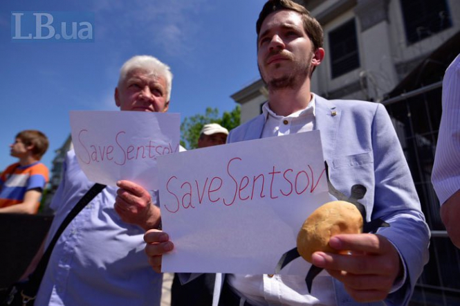 Біля будівлі посольства Росії у Києві пройшла акція підтримки Сенцова