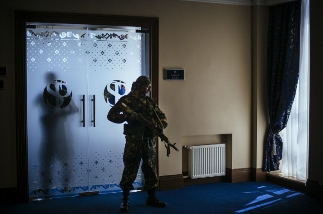 Террористы похитили трех членов ОИК в Донецке