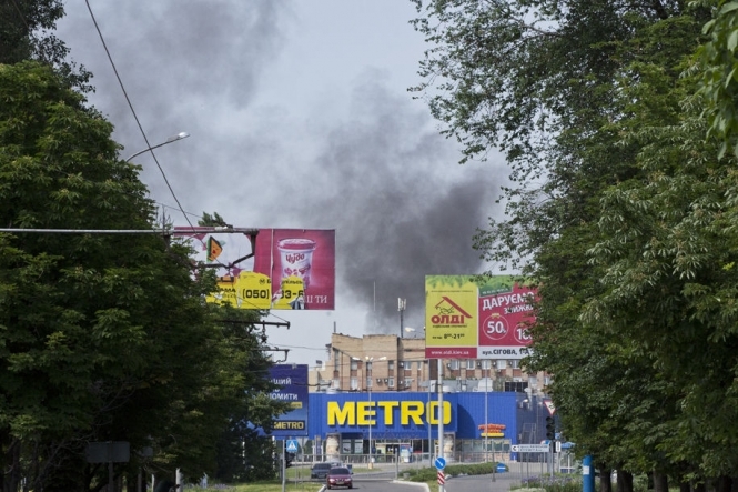В Донецке военные эвакуируют людей из бизнес-центра и железнодорожного вокзала