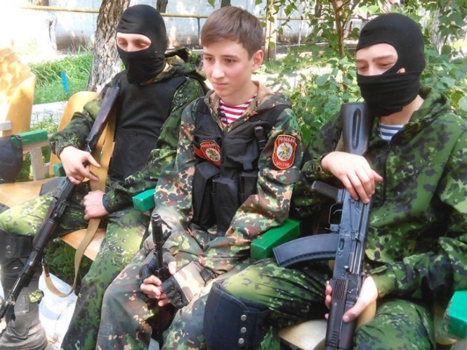 Російські окупанти на Донбасі вербують дітей до участі в мілітарних організаціях, - ЗМІ