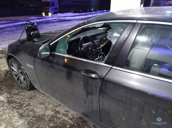 У Києві поліція розшукує трьох грабіжників на Porsche Cayenne, які викрали у водія на АЗС 4 млн