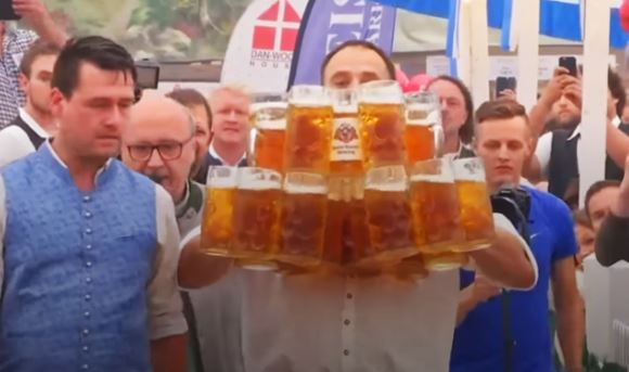 Німецький офіціант проніс 29 келихів пива, що стало новим світовим рекордом, - ВІДЕО