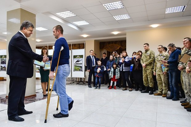 Порошенко в Миколаєві вручив ордери на квартири для сімей 15 учасників АТО
