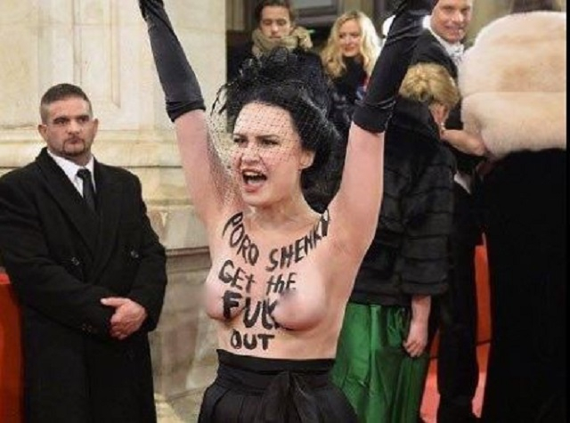 Активістка Femen роздяглася для Порошенка на Віденському балі
