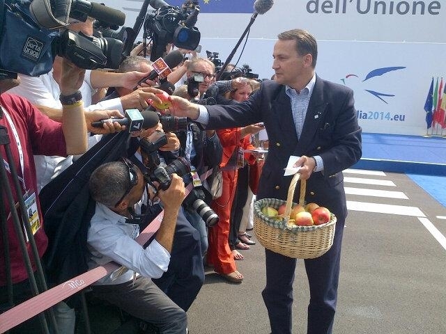 Сікорський в Мілані роздавав журналістам польські яблука, - фото, відео