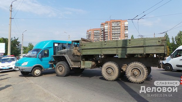 У Слов'янську військова вантажівка протаранила маршрутку