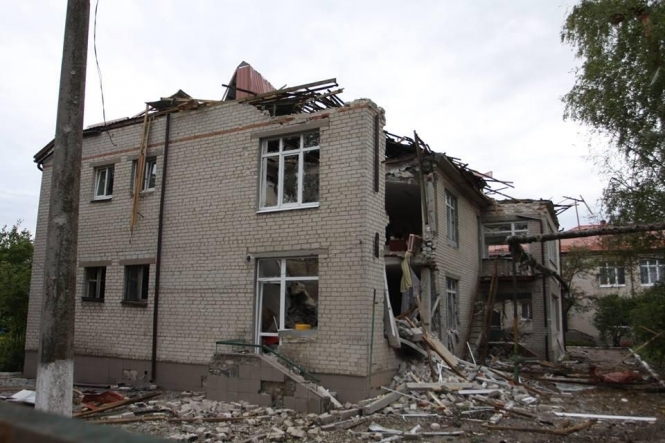 В Марьинке из-за обстрела террористами люди остаются под завалами домов