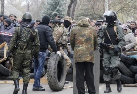 Терористи намагаються втекти зі Слов'янська під виглядом мирних жителів, - речник АТО