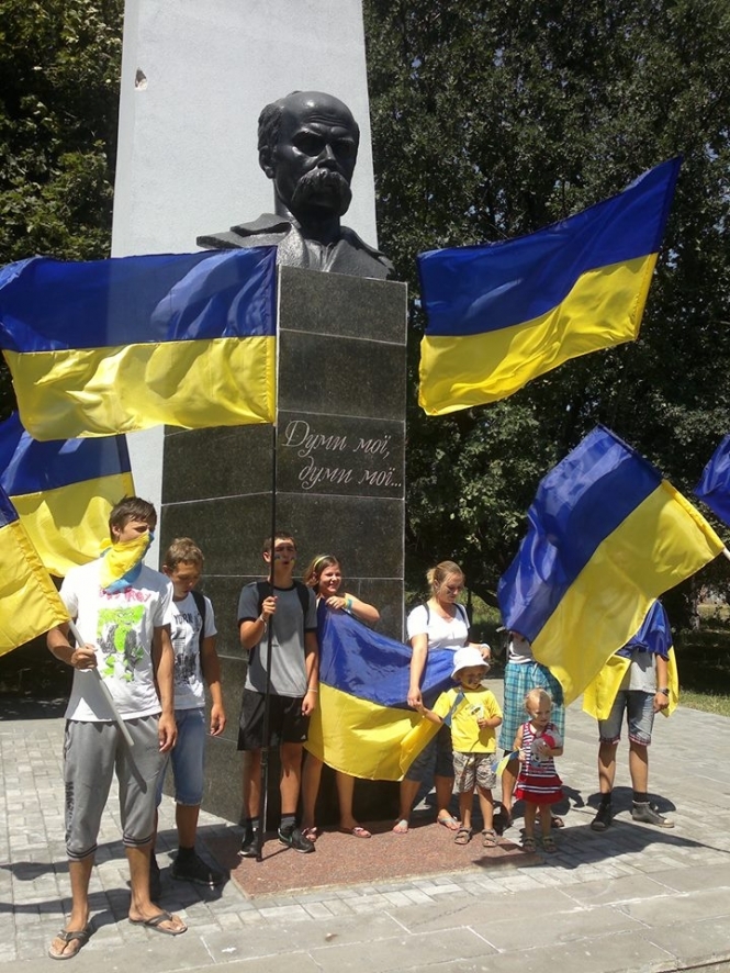 В освобожденном от террористов Славянске прошел митинг под сине-желтыми флагами, - фото, видео