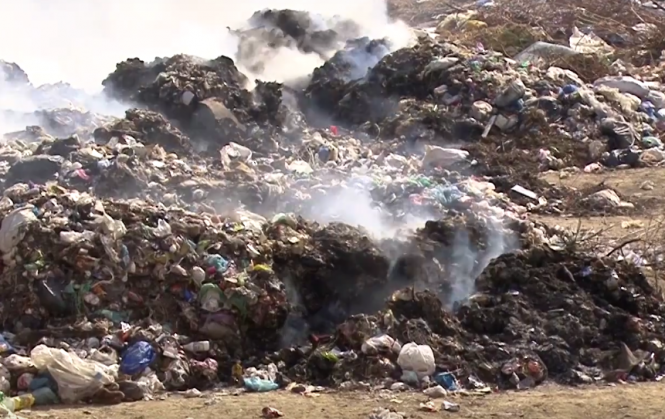 На Одещині селяни охороняють сміттєзвалище від львівського сміття