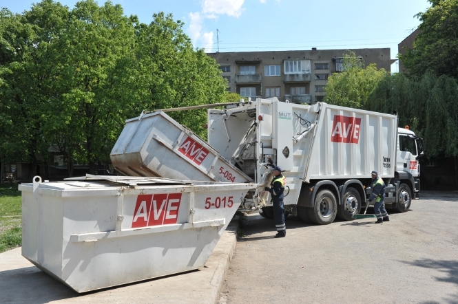 У Азарова хочуть підняти тарифи на вивіз сміття мінімум вдвічі