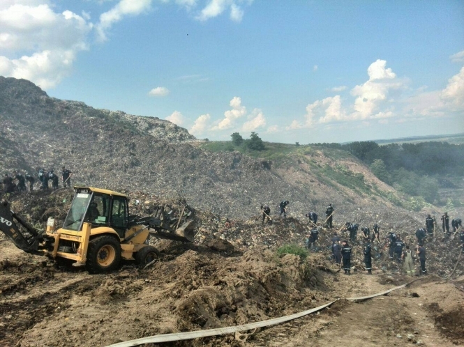 Пожар на свалке под Львовом потушили: поиски эколога продолжаются