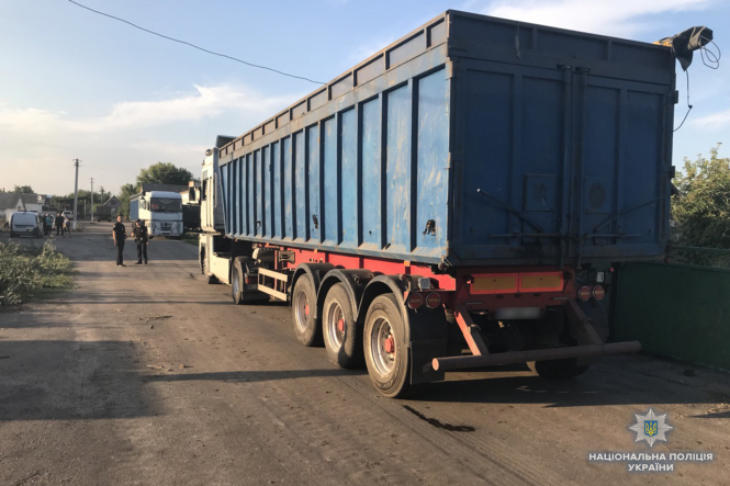 Дві вантажівки з львівським сміттям затримали на Черкащині
